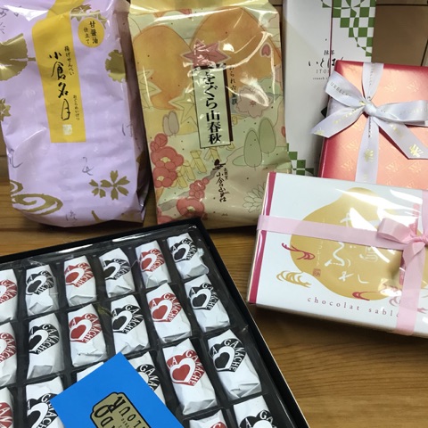 支援物資と、保護犬猫🐶🐱たち・私たちへの差し入れまでいただきました😄ありがとうございます💑
